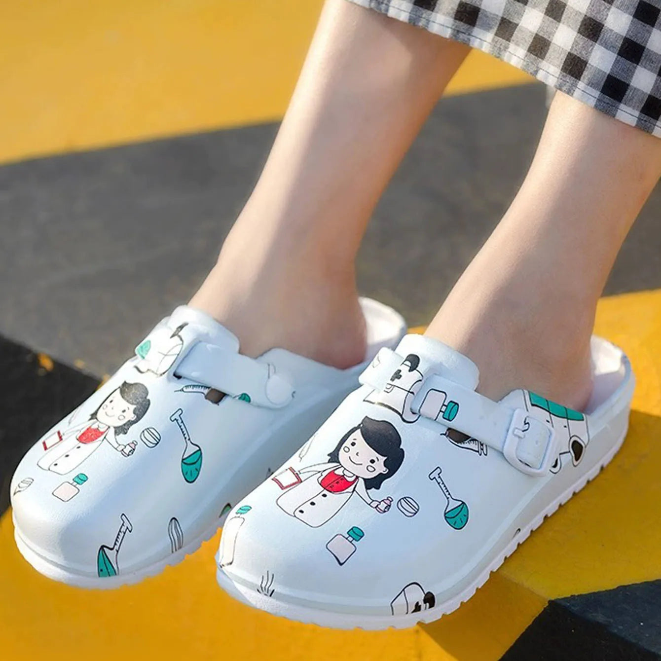 Medical Shoes EVA Non-slip Laboratory Doctor Clogs Non-slip Nurse Surgical Slides Casual Beach Womens Indoor Work Slippers